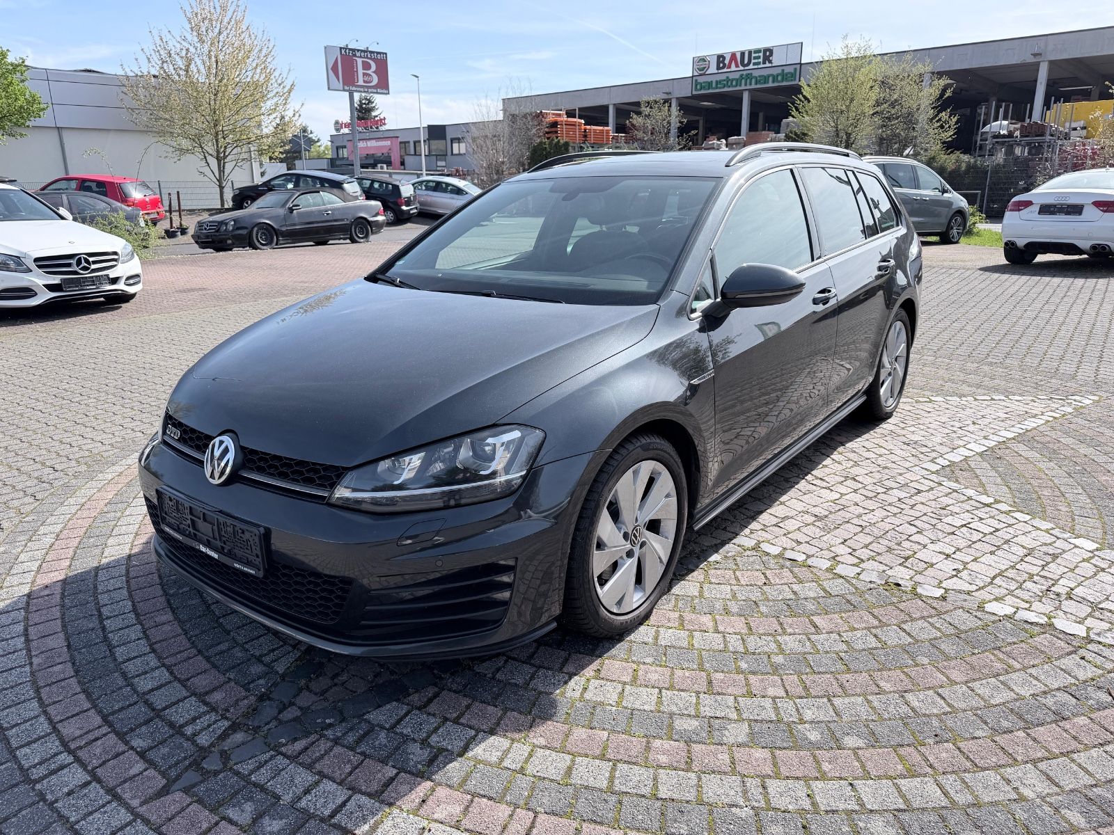 Volkswagen Golf - 1