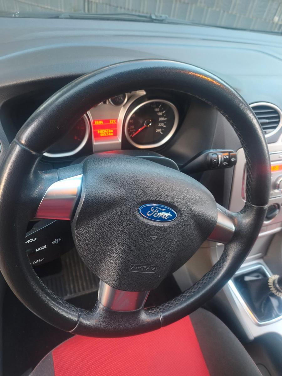Ford Focus 2009 — interior