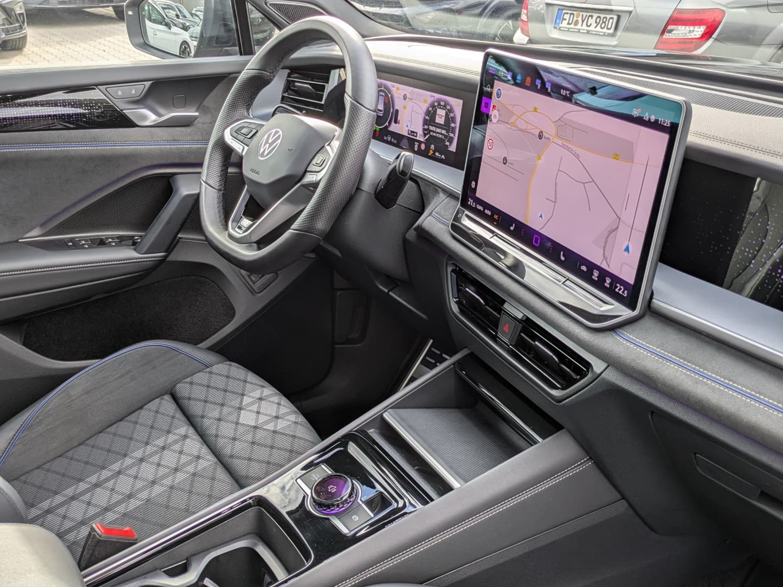 Fahrzeugabbildung Volkswagen Tayron 2.0 TDI 4M R-Line 7Si*MATRIX*AHK*PANO*HUD