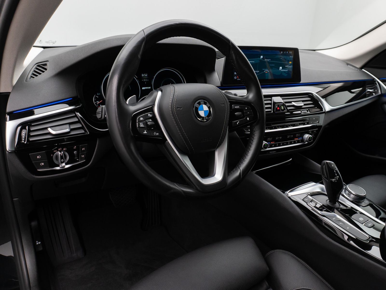 Fahrzeugabbildung BMW 530e iP Sport Line 360°HUD HiFi SoftCl Komfort