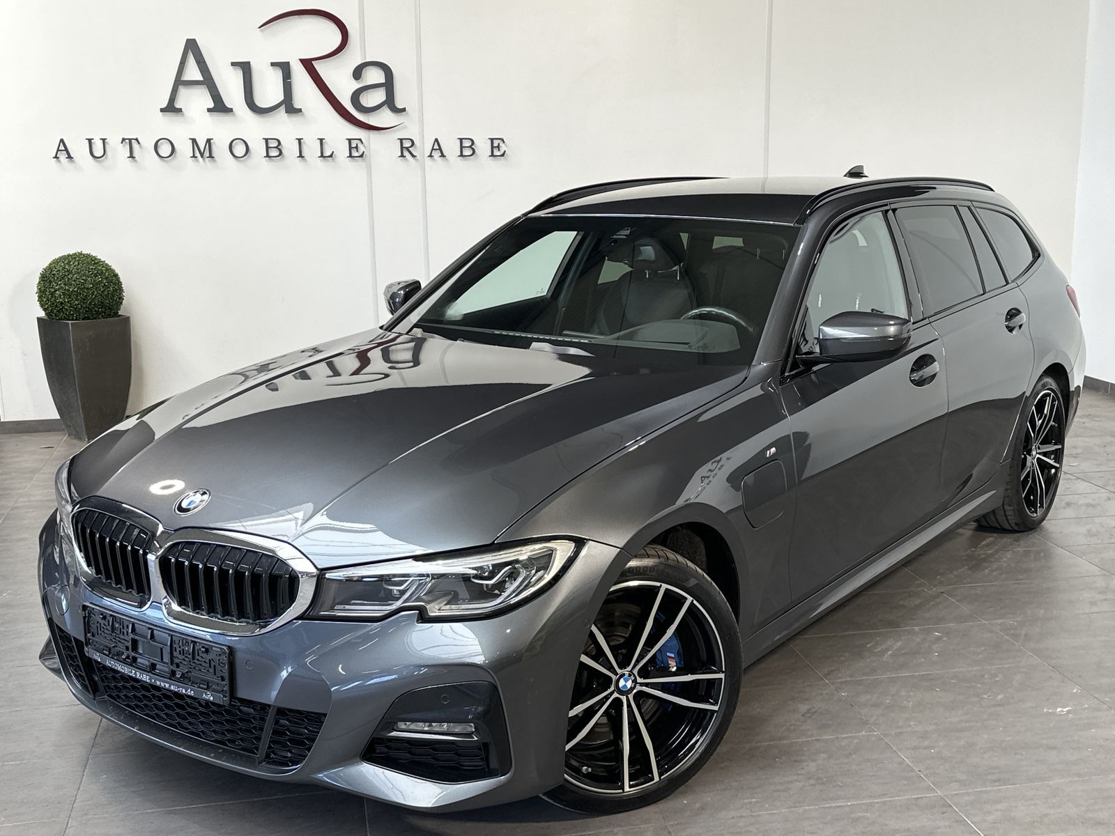 Fahrzeugabbildung BMW 330e Touring M-Sport NAV+LASER+KAM+19ZO+H&K+1HD