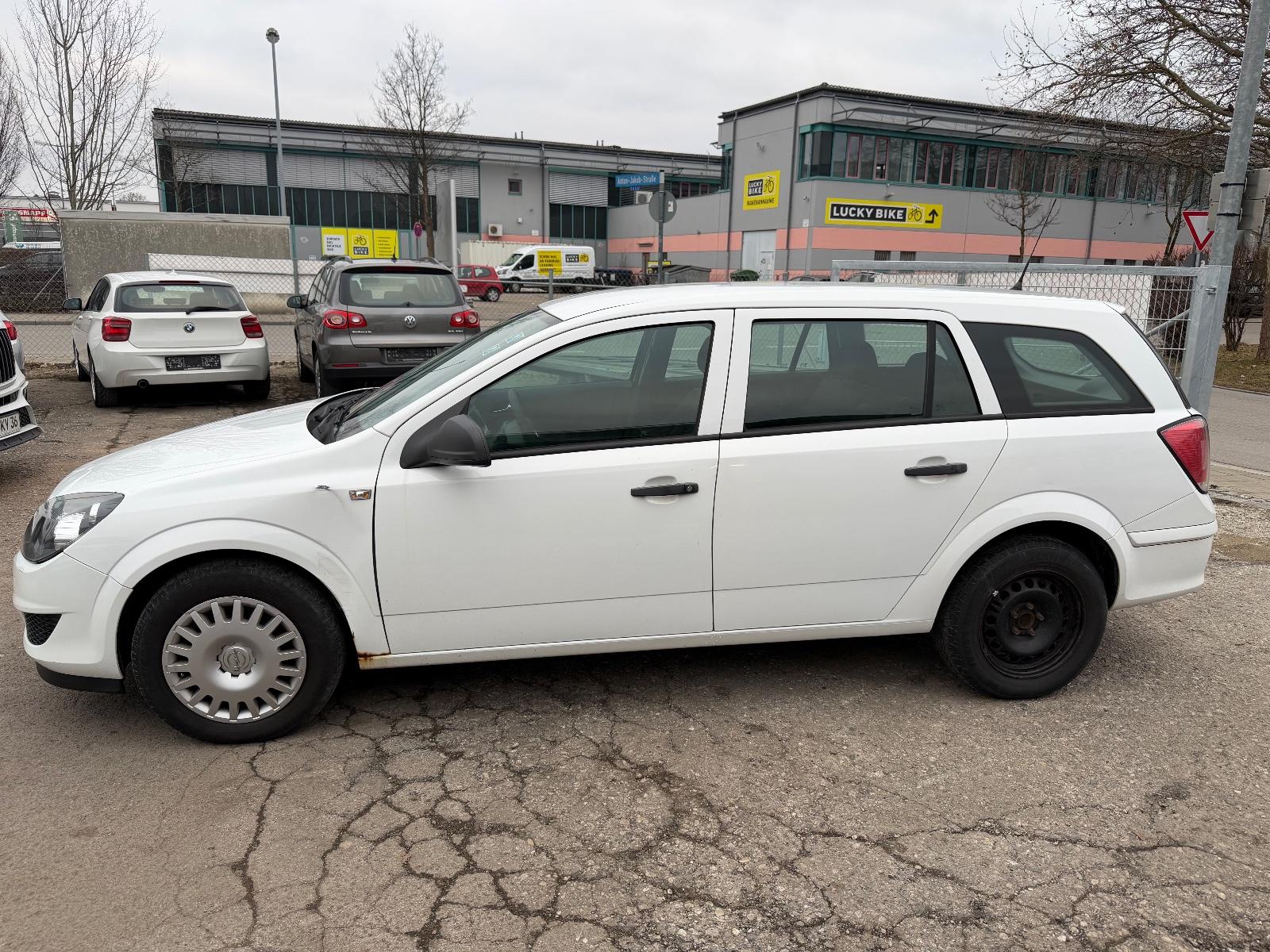 Opel Astra 2009 — вигляд ззаду