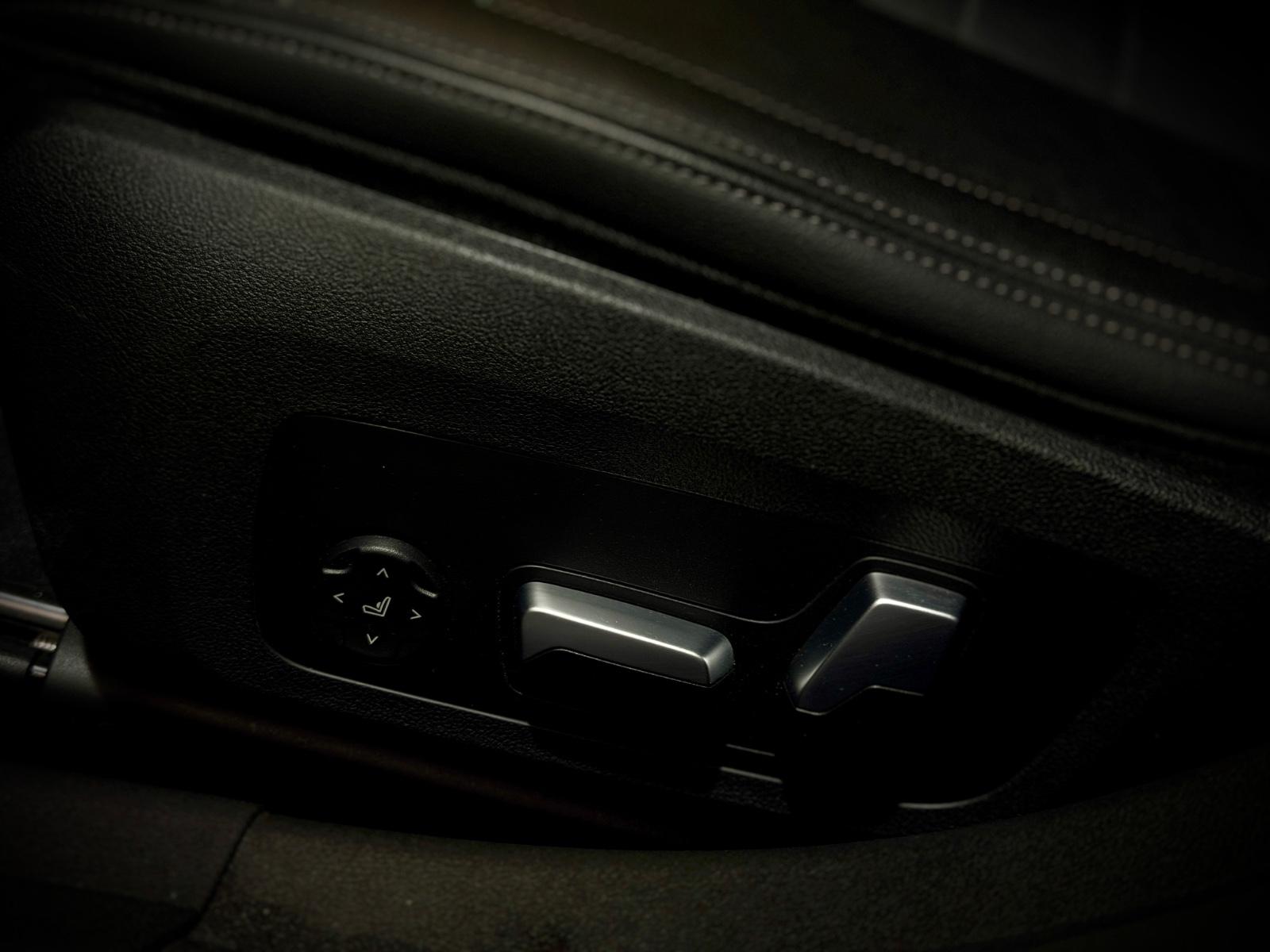 BMW 330 i xDrive Lim. Luxury Line|1.HAND|NAVI|LEDER|