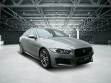 Jaguar XE S Automatik S - silberne Jaguar XE