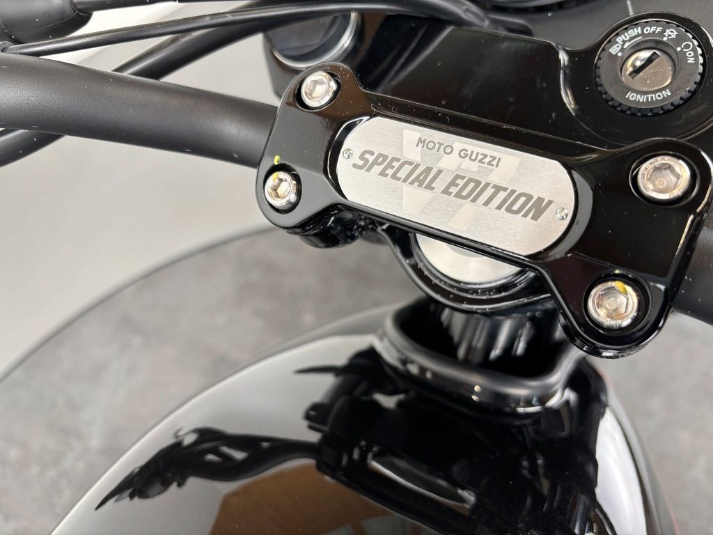 Fahrzeugabbildung Moto Guzzi V7 IV STONE SPECIAL EDITION *ARROW *NEUWERTIG