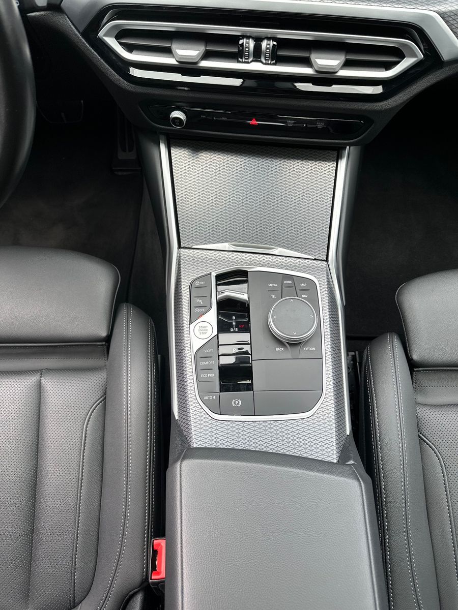 Fahrzeugabbildung BMW 320 i Touring M-Sport NAV+LED+PANO+SHZ+KAM+DAB
