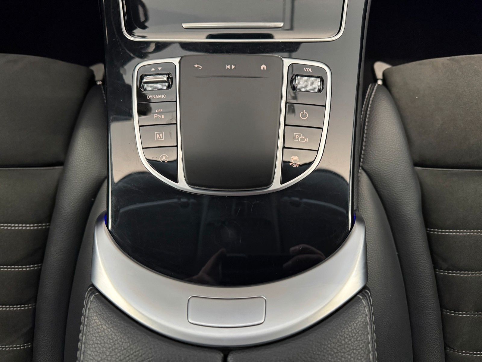 Fahrzeugabbildung Mercedes-Benz GLC 220d 4M+AMG+Pano+Distr+Night+RKamera