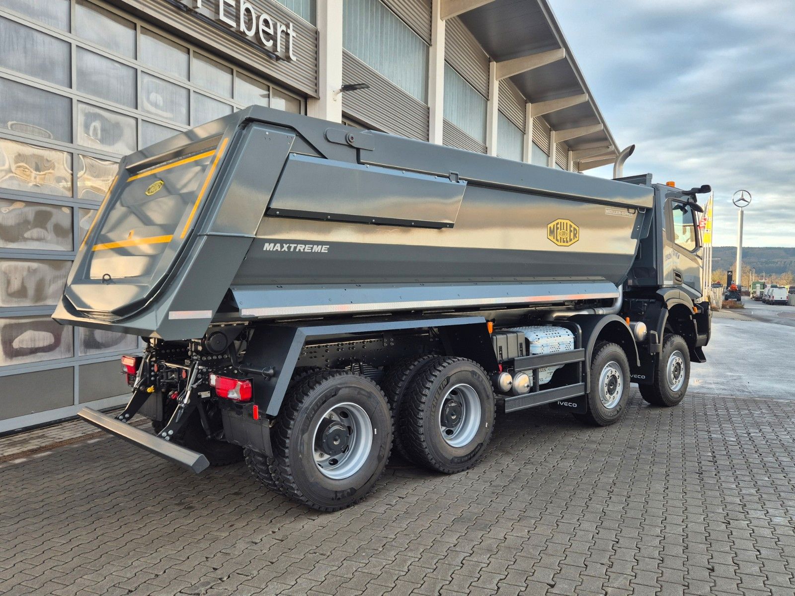 Fahrzeugabbildung Iveco AD410T46W 8x8 Hinterkipper Hydr. Klappe