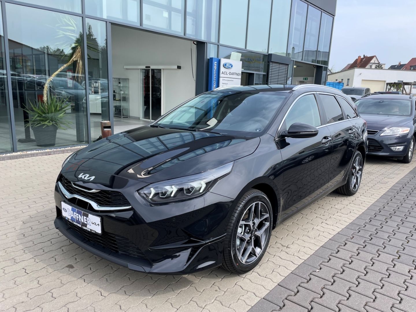 Fahrzeugabbildung Kia Ceed_sw Ultima LED totWinkAss Kamera SHZ PDC