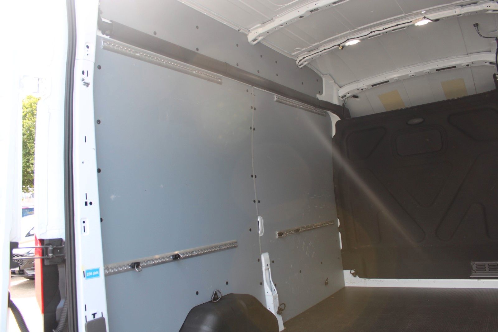 Fahrzeugabbildung Ford Transit 330 L2 H3 hoch TREND Kasten NAVI CAM ACC