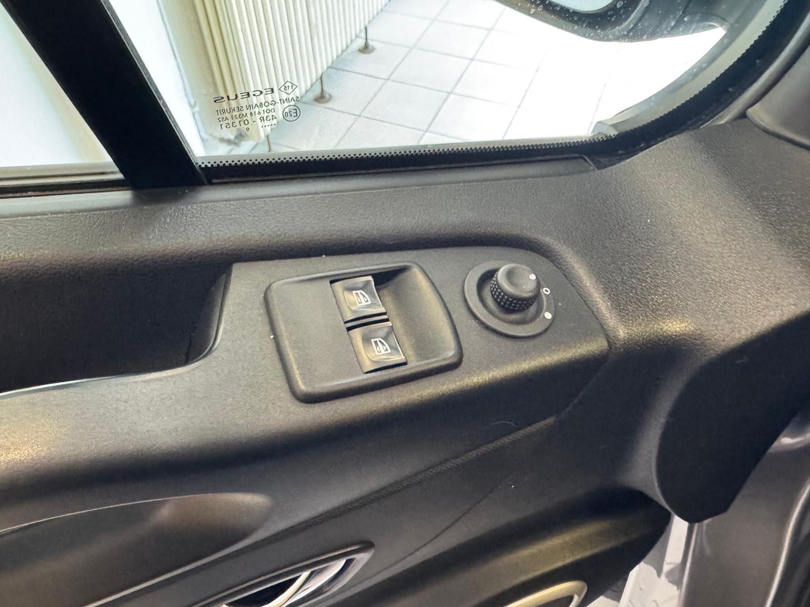 Fahrzeugabbildung Opel Vivaro Combi L1H1  2,7t/ ATM mit Belegen 72700Km