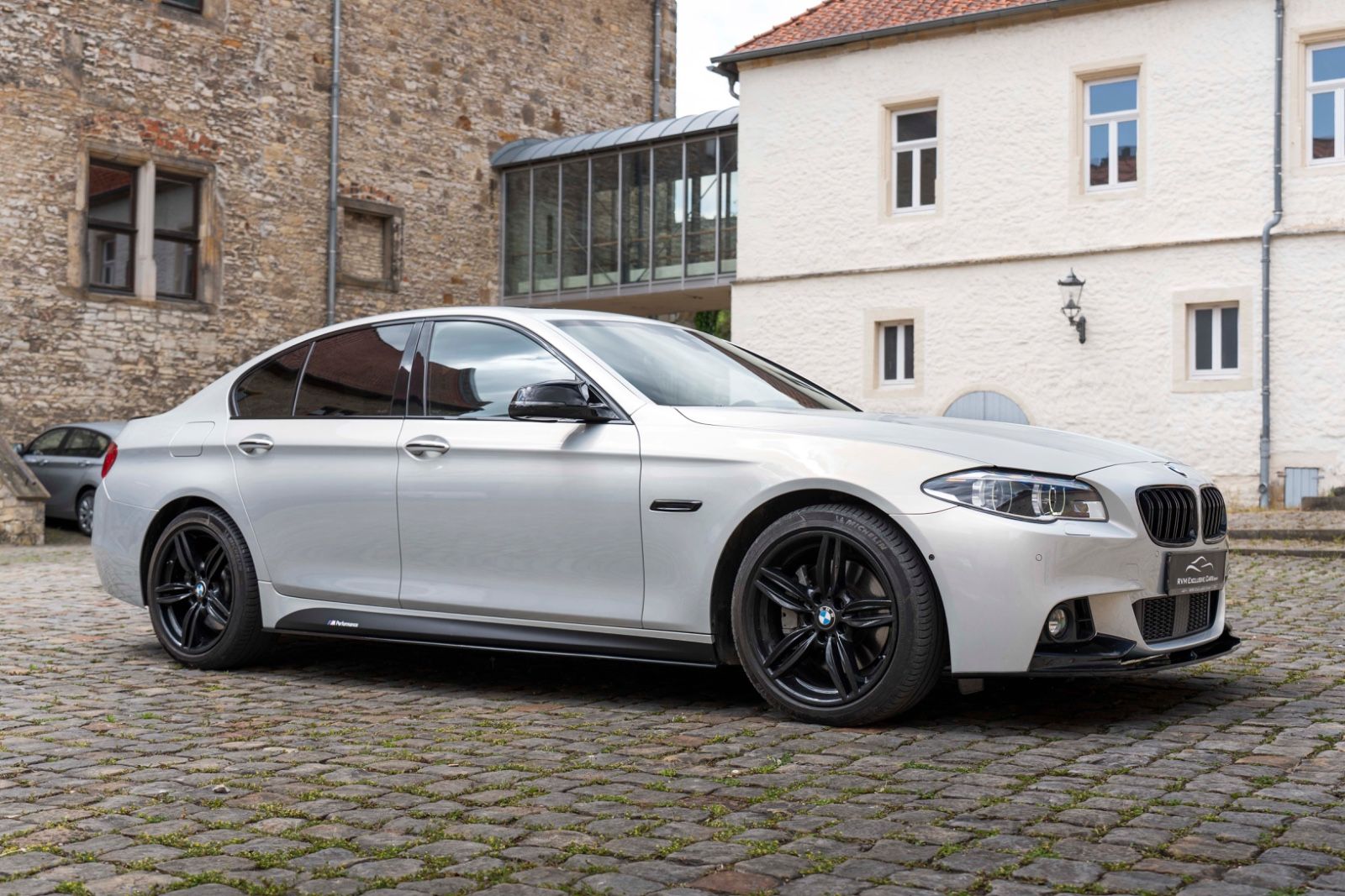 Fahrzeugabbildung BMW 550IX M-SPORTPAKET HUD B&O ACC HUD KAM TOTW