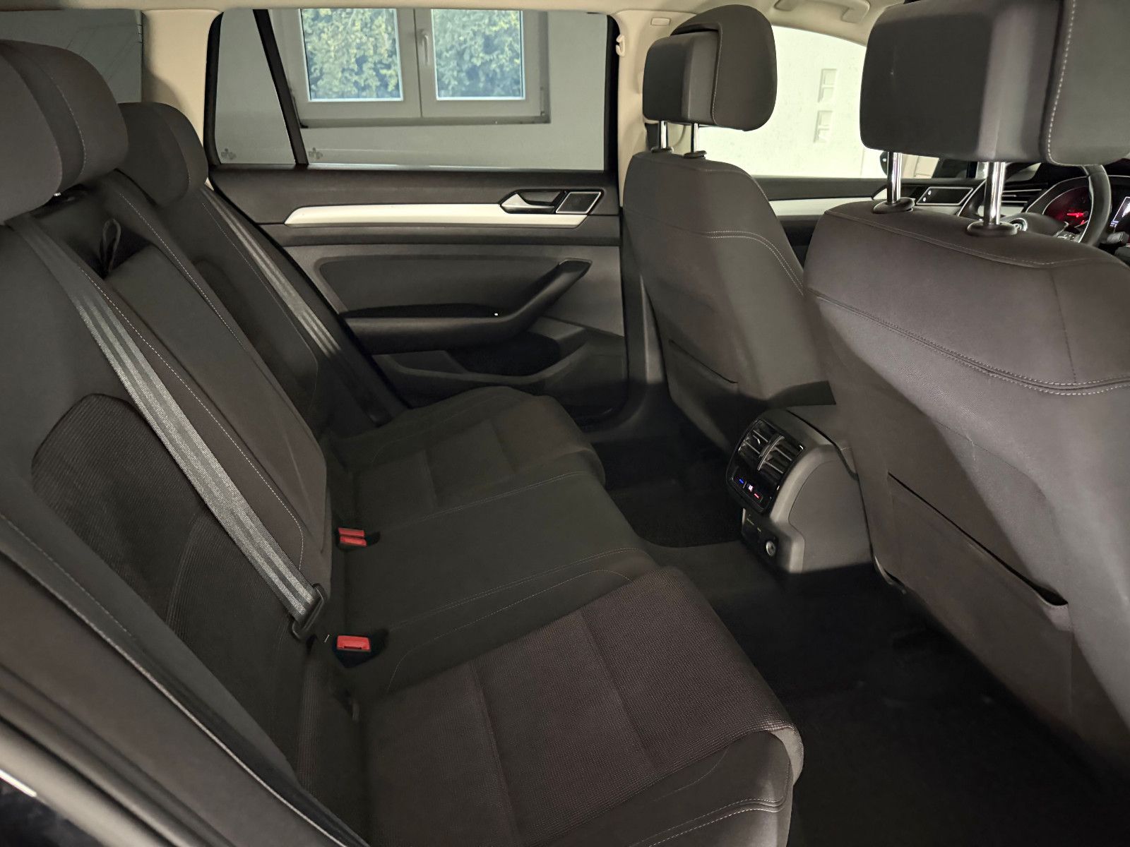 Fahrzeugabbildung Volkswagen Passat Variant Comfortline/ACC/HuD/LED/MASSAGE