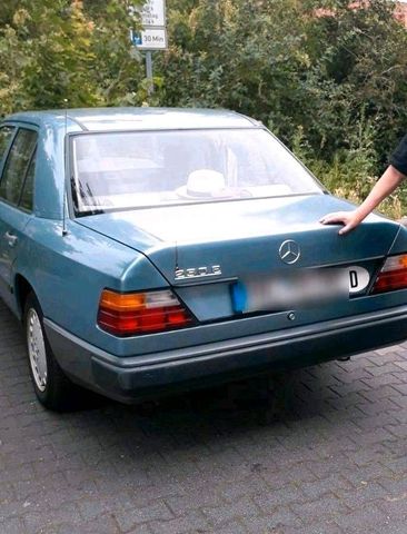 Mercedes-Benz Oldtimer 230 E 124