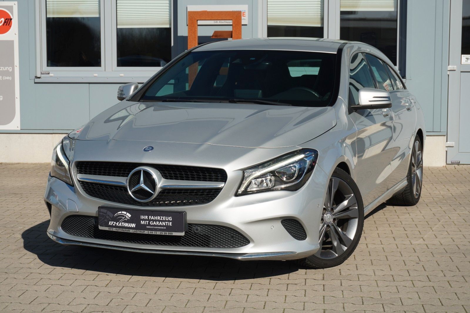 MERCEDES-BENZ CLA 180 Shooting Brake*LED*Navi*Leder*GRA*Sihzg*