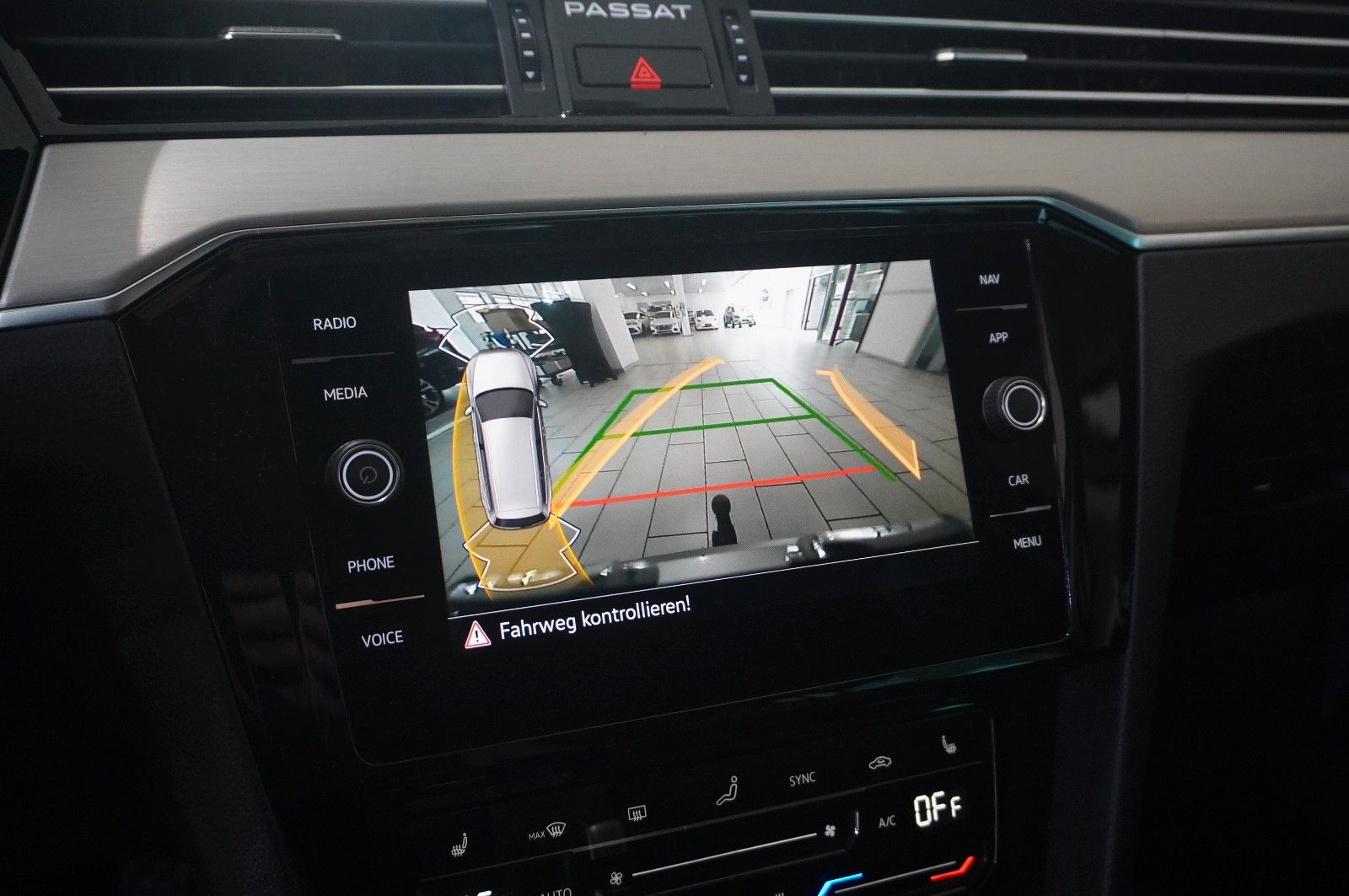 Fahrzeugabbildung Volkswagen Passat VARI. 2.0D R-LINE 4M NAVI/LED/KAMERA/AHK