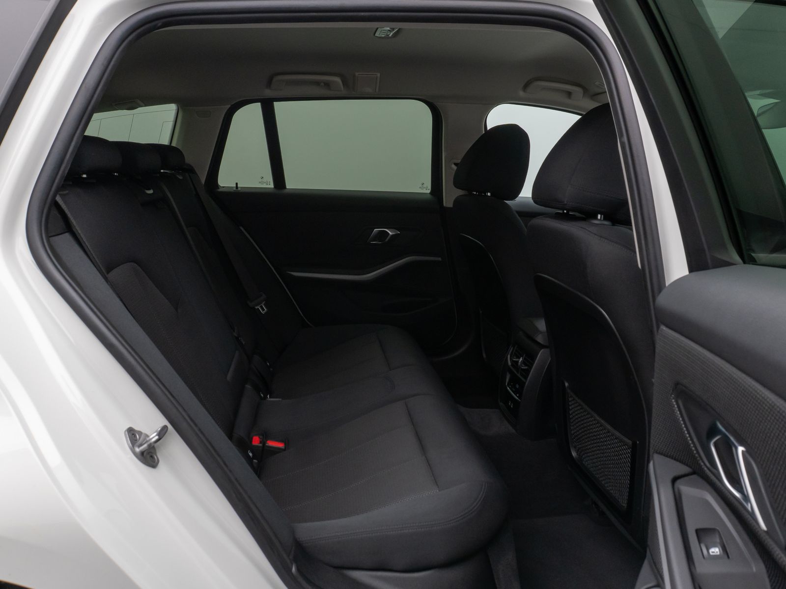 Fahrzeugabbildung BMW 330e Kamera HUD DAB Stop&Go Komfort Fernlichtass