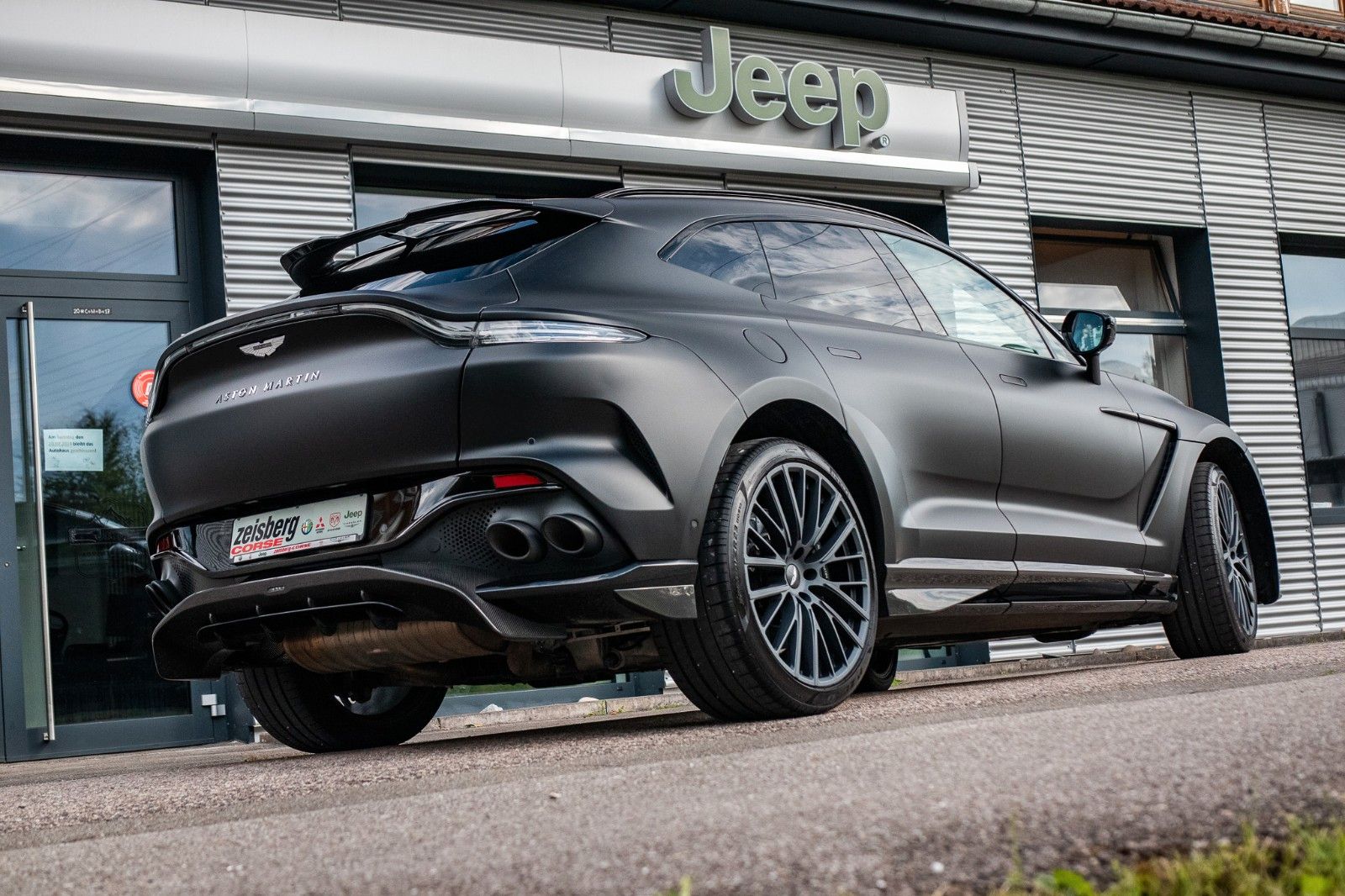 Fahrzeugabbildung Aston Martin DBX 4.0 V8 DBX707 Black Matte Edition