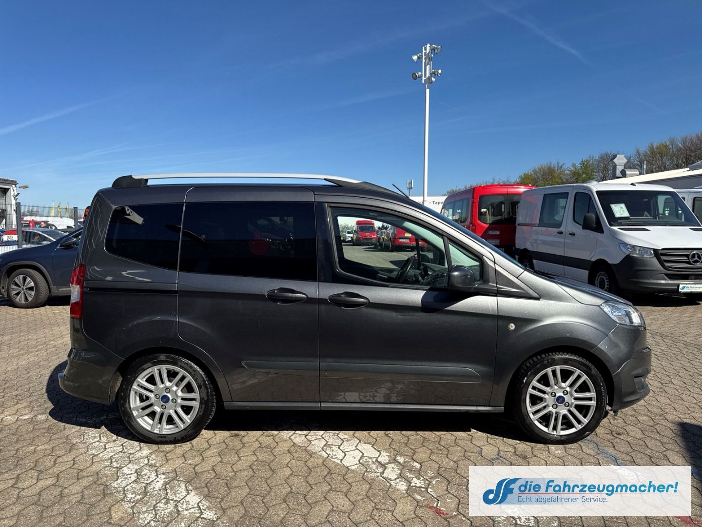 Fahrzeugabbildung Ford Tourneo Courier Titanium Mehrzonenklima *EXPORT