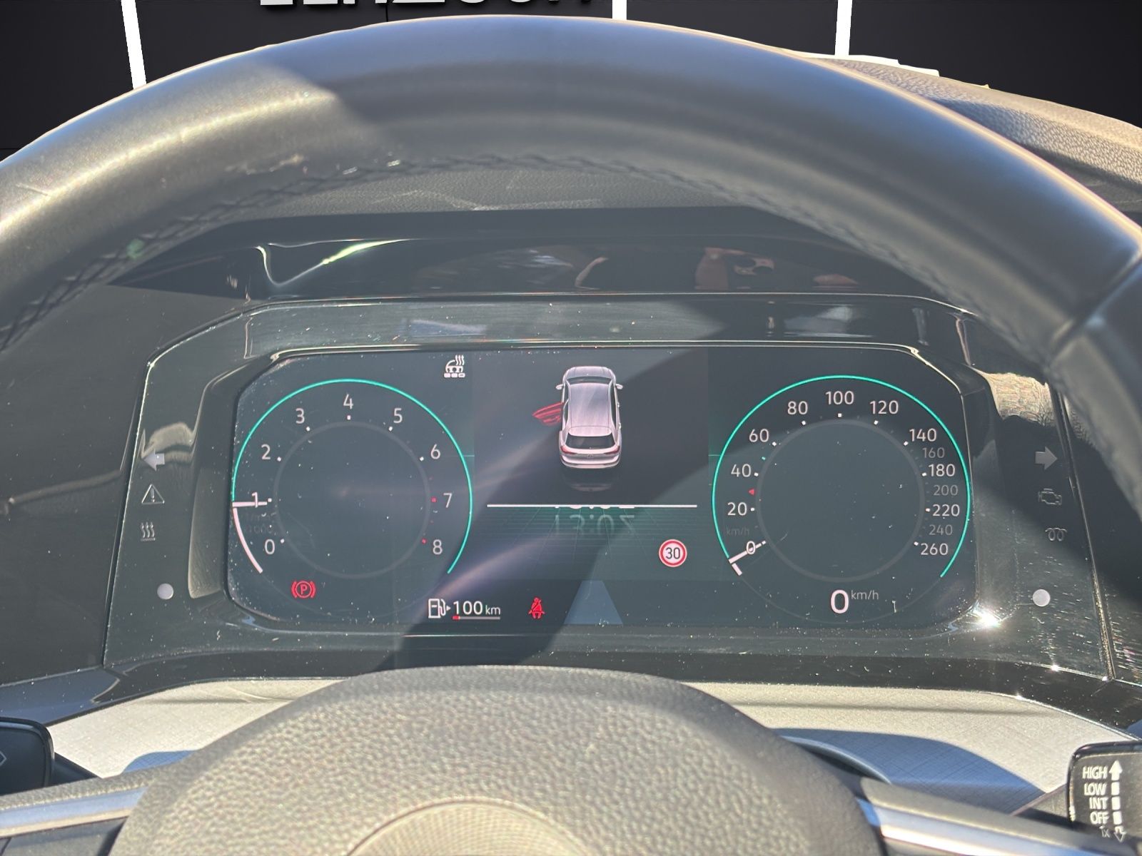 Fahrzeugabbildung Volkswagen Golf VIII TSI Life LED Navi AID ACC PDC SH LM