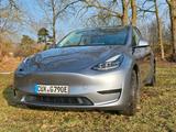 Tesla Model Y RWD SR LFP AHK PANO 360 WP MWST - Tesla Model Y: Silber
