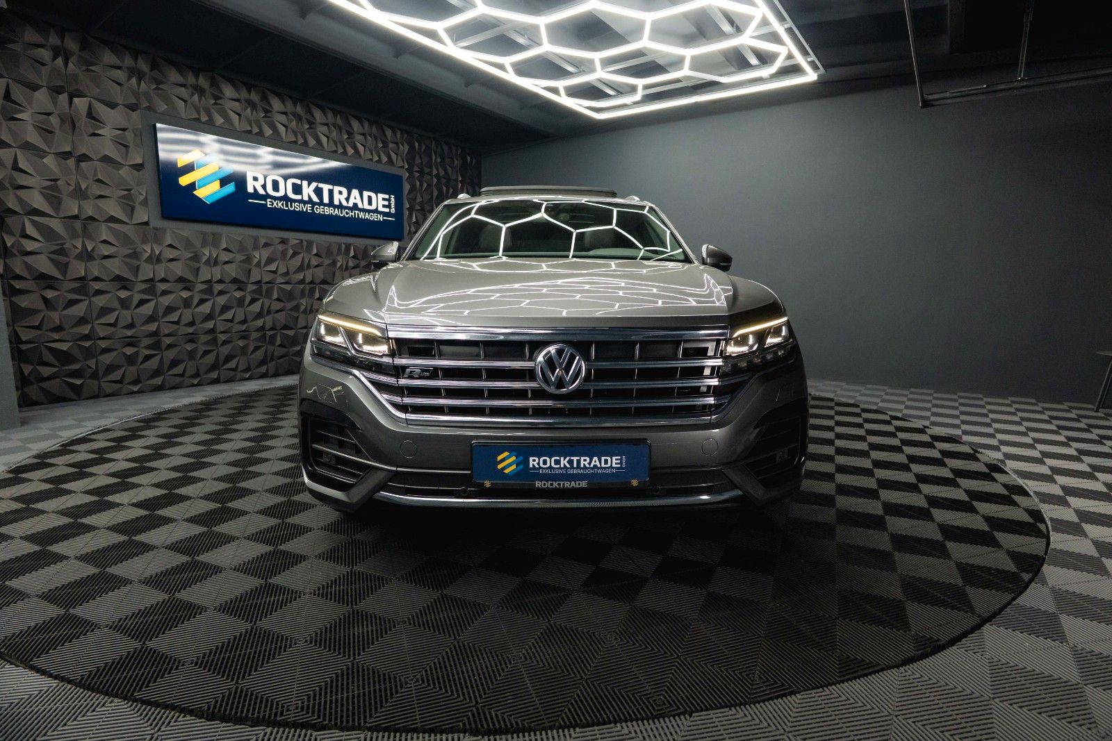 Fahrzeugabbildung Volkswagen Touareg V6 R-Line+ 4Motion *Pano*Matrix*DAB*19%*