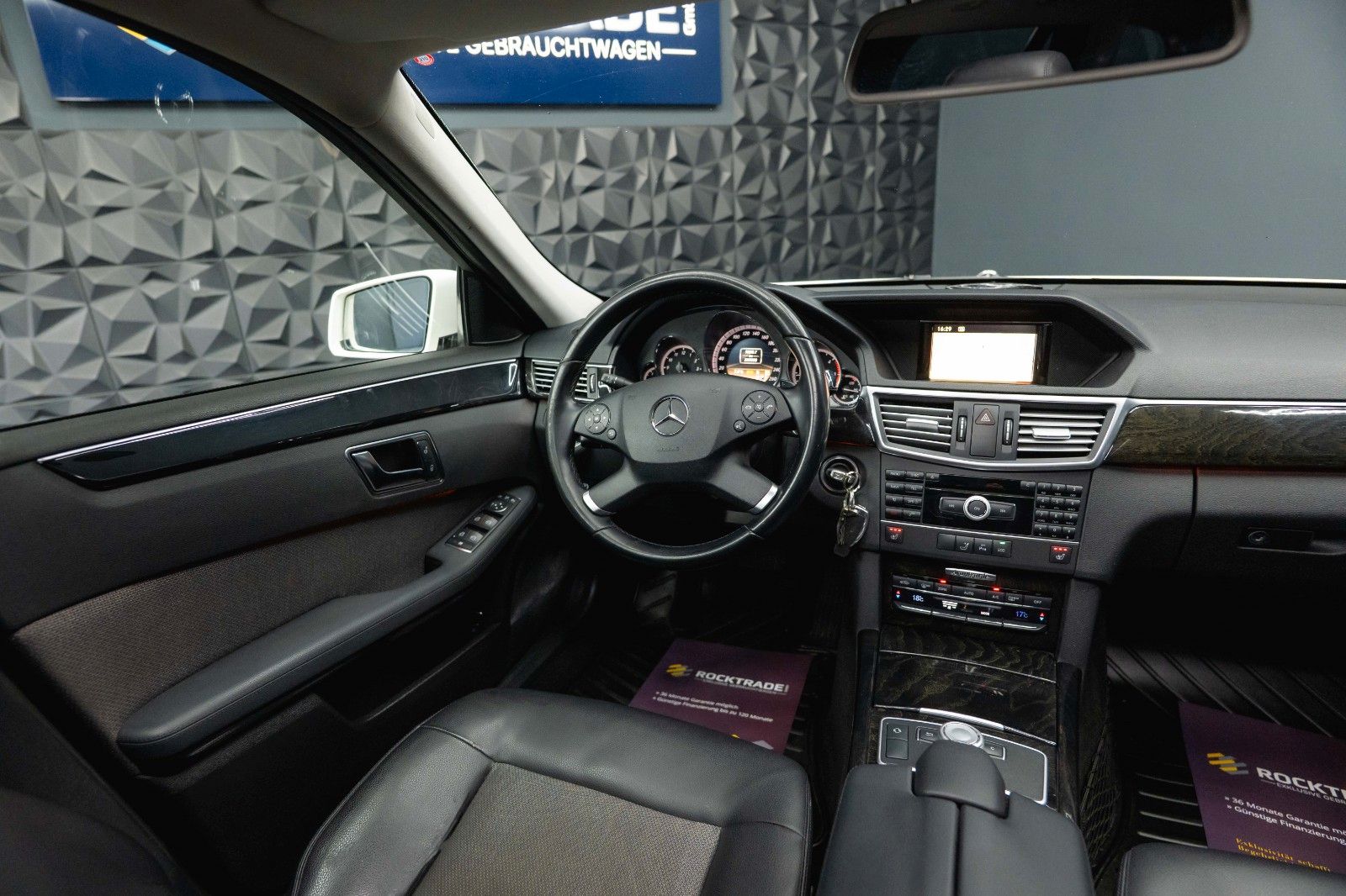 Fahrzeugabbildung Mercedes-Benz E 220 T CDI BlueEfficiency Avantgarde *Bi-Xenon*