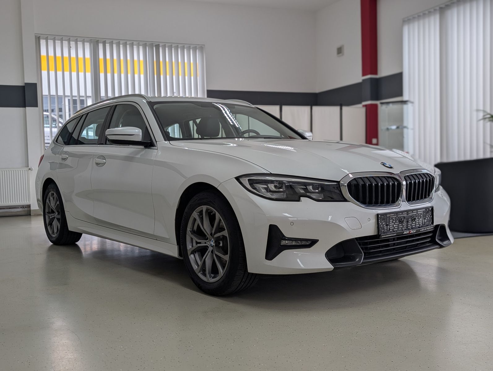 Fahrzeugabbildung BMW 320 d Sport Line LED TEMP SHZ PDC NAVI APP