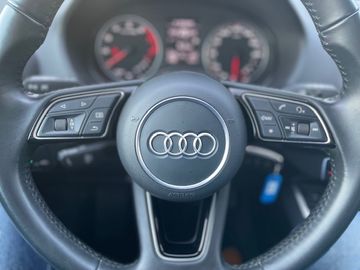 Fahrzeugabbildung Audi Q2 35 TFSI S tronic design LED AHZV PDC