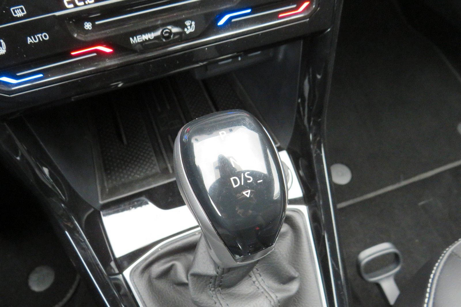 Fahrzeugabbildung Volkswagen T-CROSS DSG GOAL AHK PDC NAVI ASSISTENT-PA. 1.HD