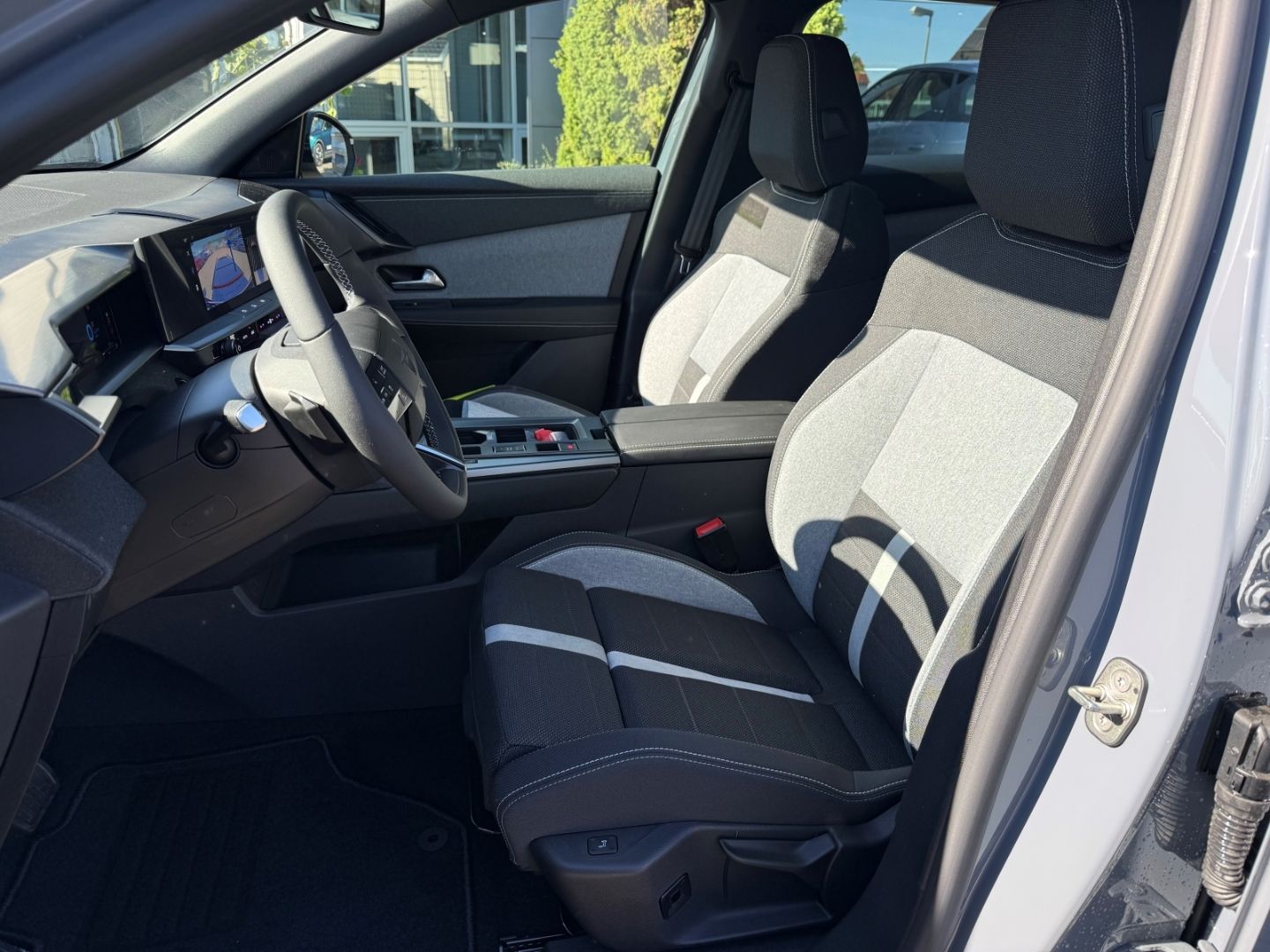 Fahrzeugabbildung Opel Grandland 1.6 Plug-in-Hybrid mit AHK+Allwetter