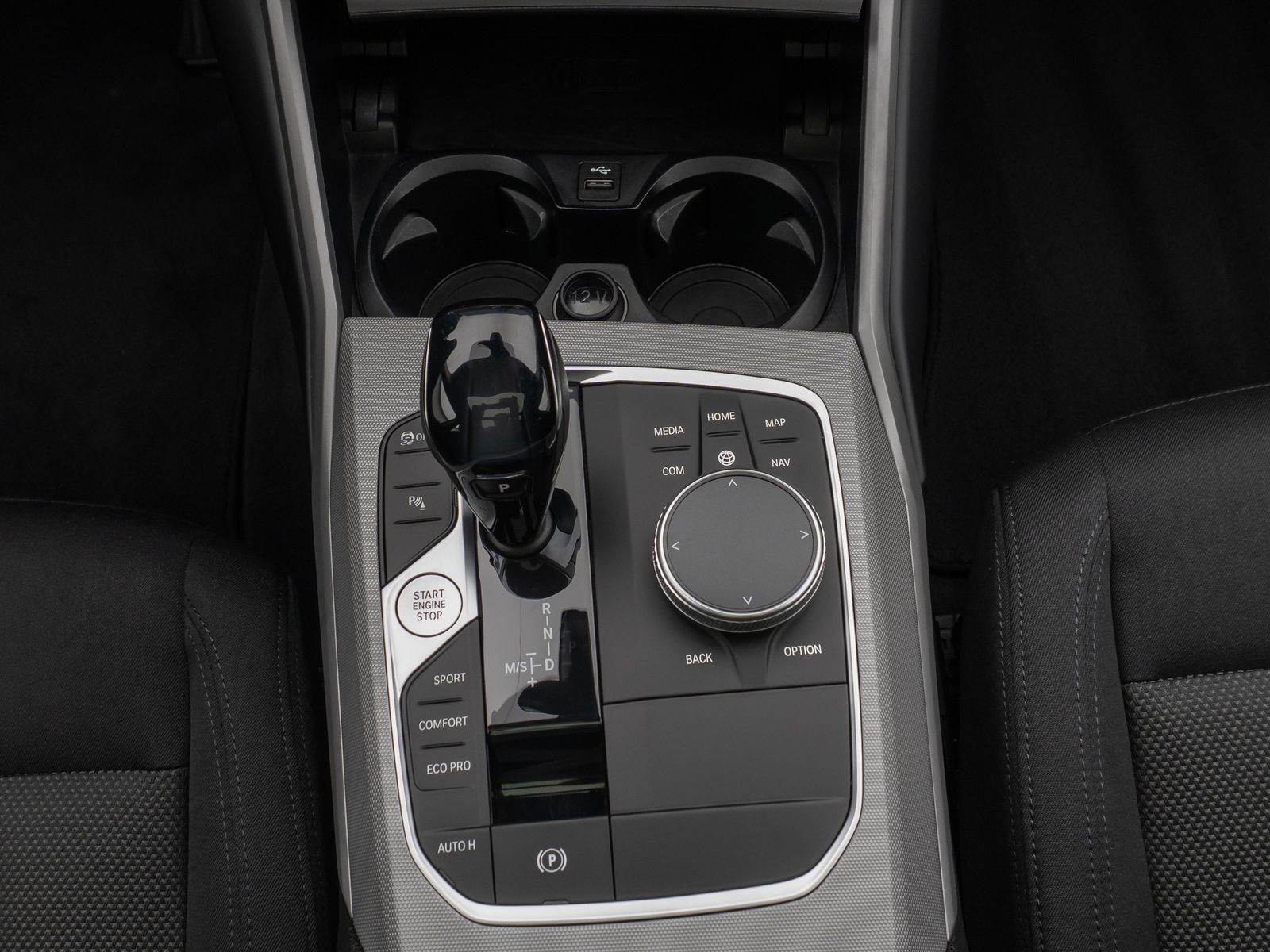 Fahrzeugabbildung BMW 330d Panorama Kamera H/K DAB Komfort Alarm LED