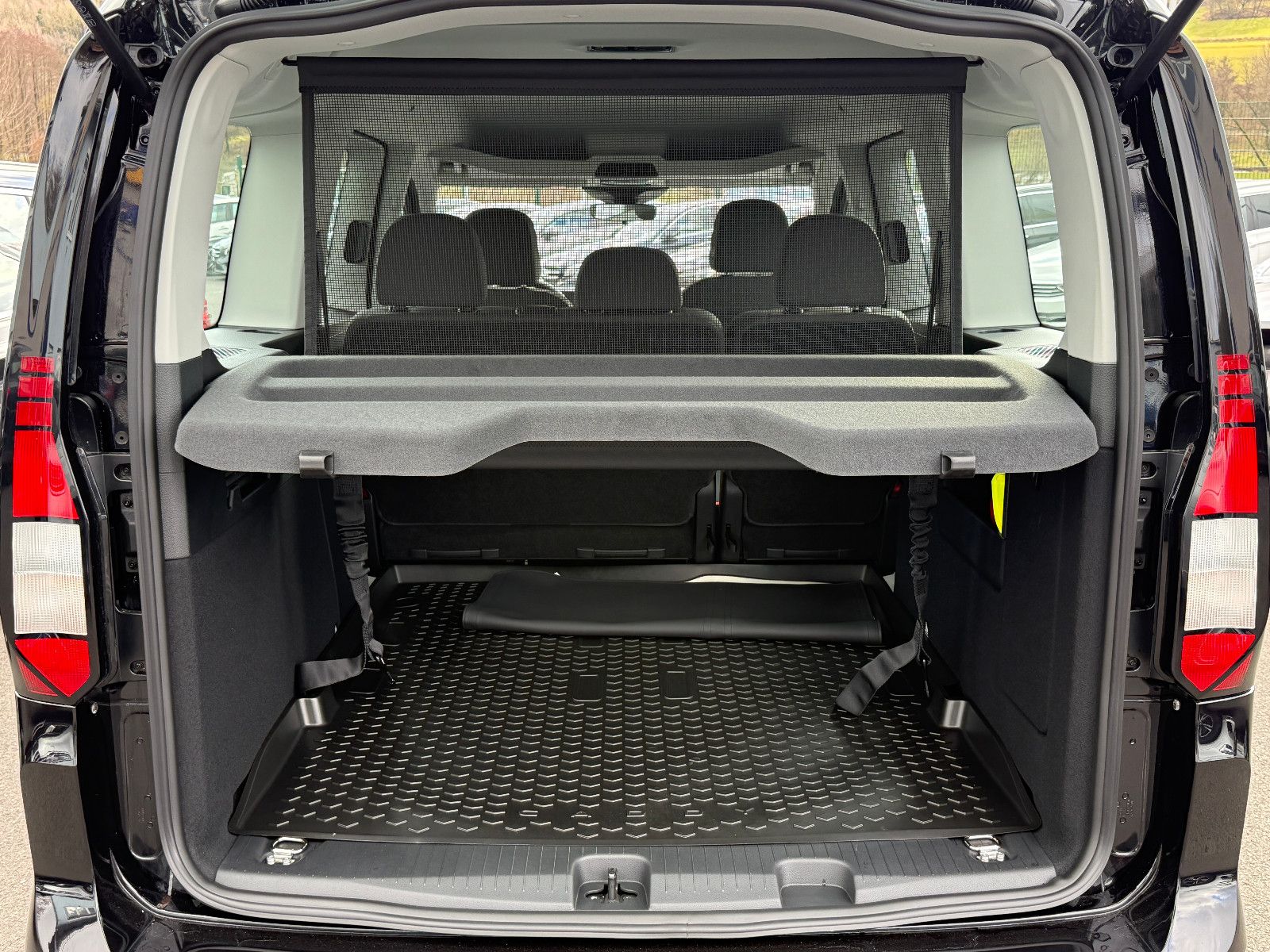 Fahrzeugabbildung Volkswagen Caddy Life Maxi TSI DSG ACC AHK LED Kamera Sthz