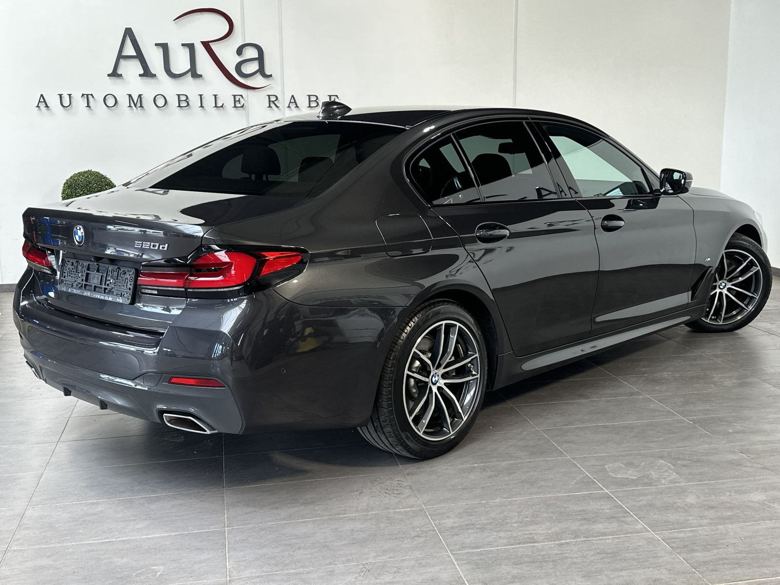 Fahrzeugabbildung BMW 520d M-Sport NAV+LED+ACC+SHZ+VCOCK+LEDER+KEYLESS