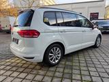 Volkswagen Touran Comfortline KLIMA-NAVI-TEMPO-1.HAND - VW Touran Gebrauchtwagen in München