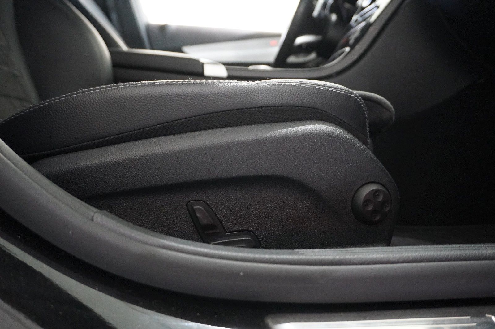 Fahrzeugabbildung Mercedes-Benz C 220 T AMG LINE 4MATIC 9G NAVI/LED/SPORT/BURME.