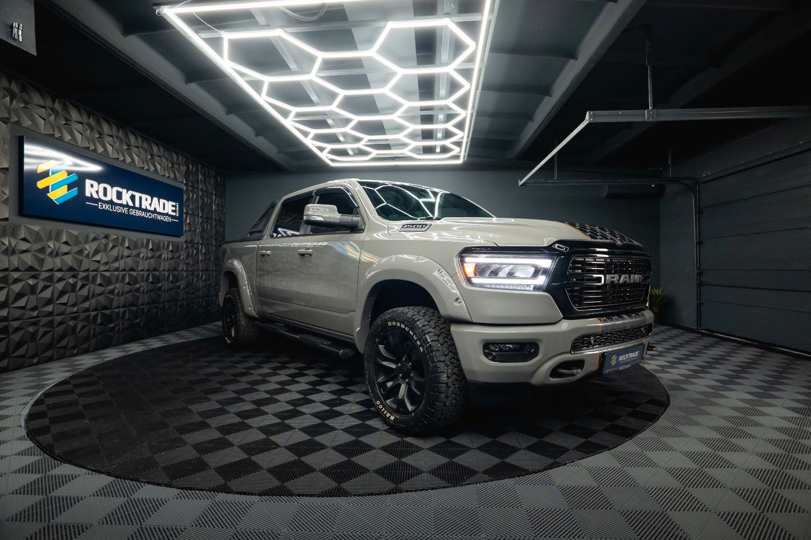 Fahrzeugabbildung Dodge RAM 5.7 V8 HEMI 4x4 OFFROAD Night PUNISHER 19%