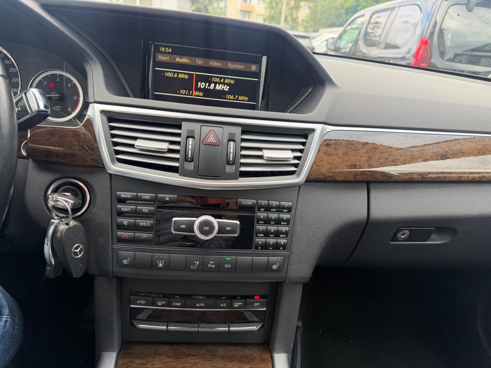 Mercedes-Benz E220 2012 — photo 15