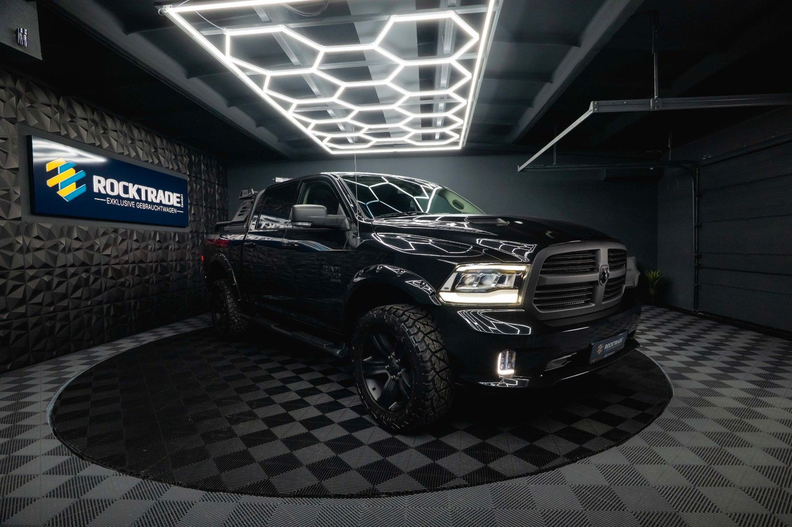 Fahrzeugabbildung Dodge RAM 3.6 V6 4x4 OFFROAD BLACK EDITION *LED*6Sitze