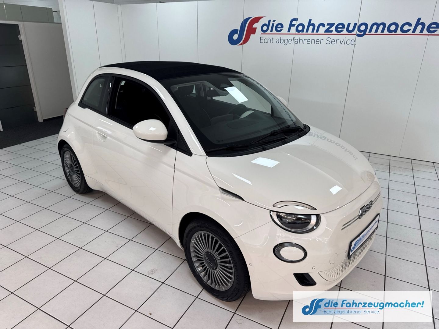 Fahrzeugabbildung Fiat 500e Apple CarPlay Android Auto Klimaautom Fahre
