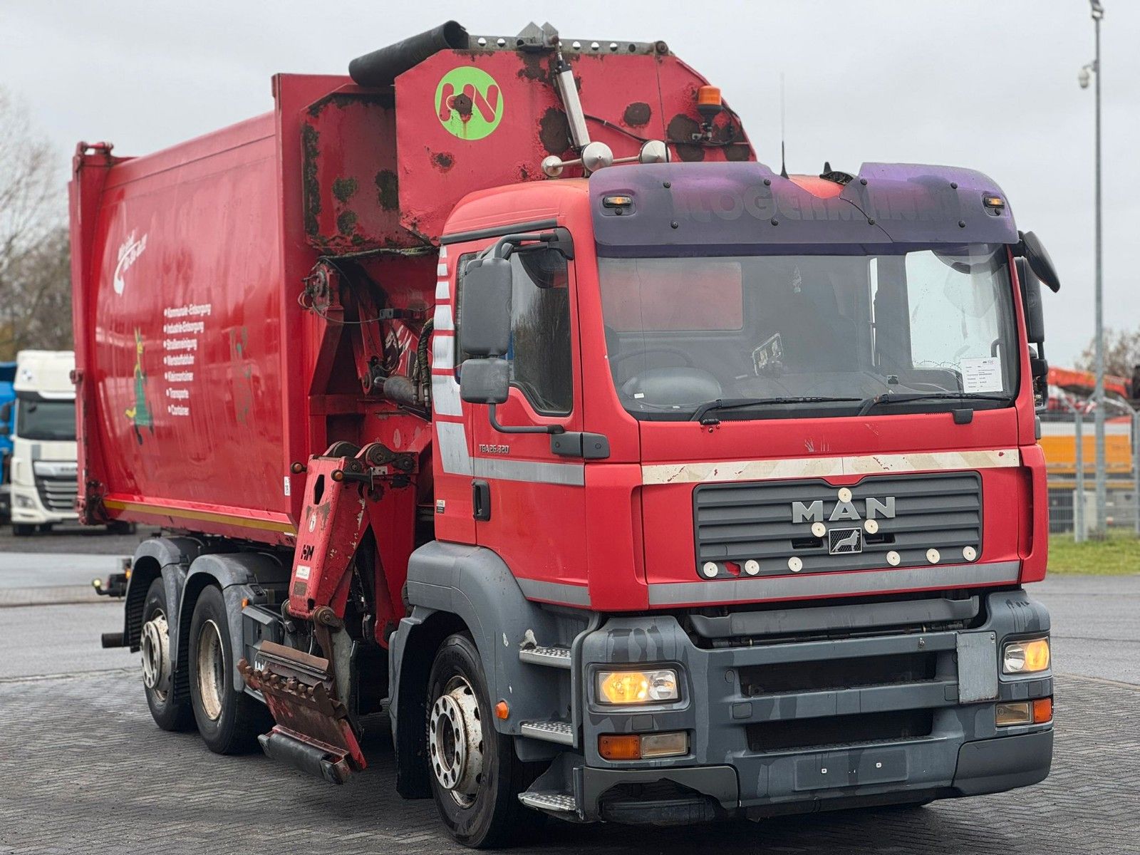 Fahrzeugabbildung MAN TGA 26.320 B/L  6x2 Faun Seitenlader Müllwagen