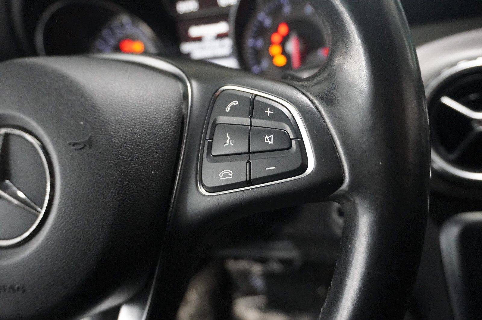 Fahrzeugabbildung Mercedes-Benz GLA 180 STYLE 7G-DCT NAVI/BI-XENON/SHZ/KAMERA