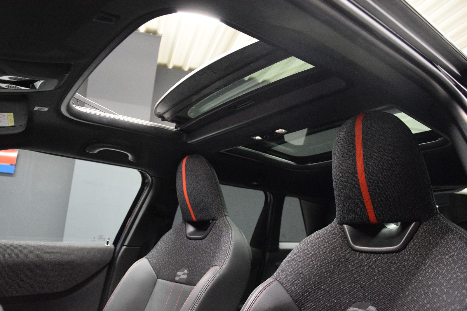 Fahrzeugabbildung MINI Cooper C John Cooper Works Trim HuD Pano Leder