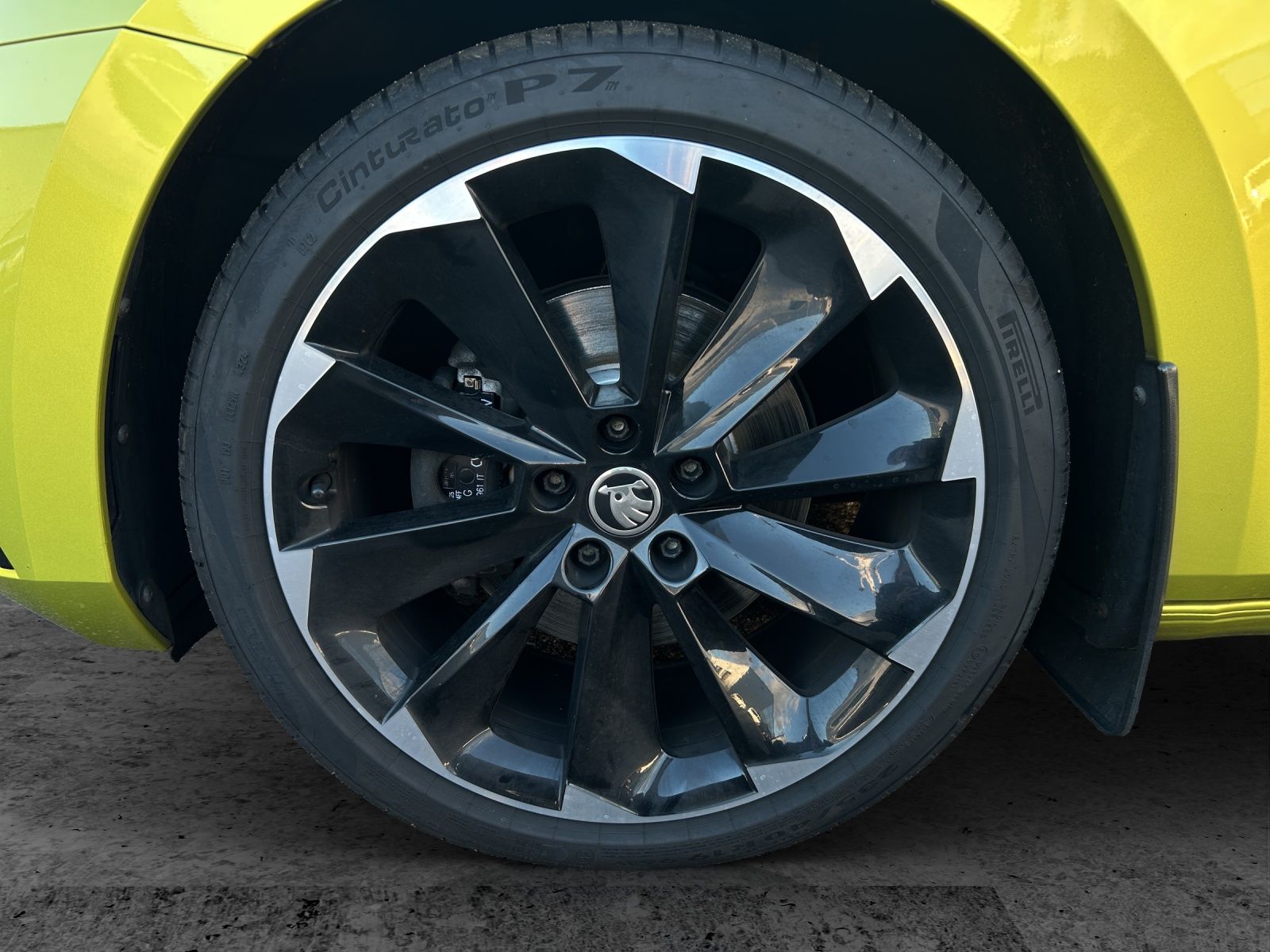 Fahrzeugabbildung SKODA Superb Combi Sportline iV Matrix STH AHK SH PANO