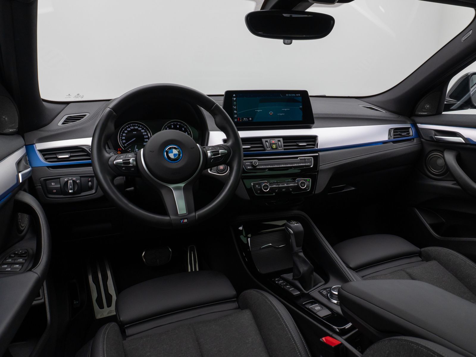 Fahrzeugabbildung BMW X2 xD25e M Sport HUD DAB Kamera Alarm Panorama