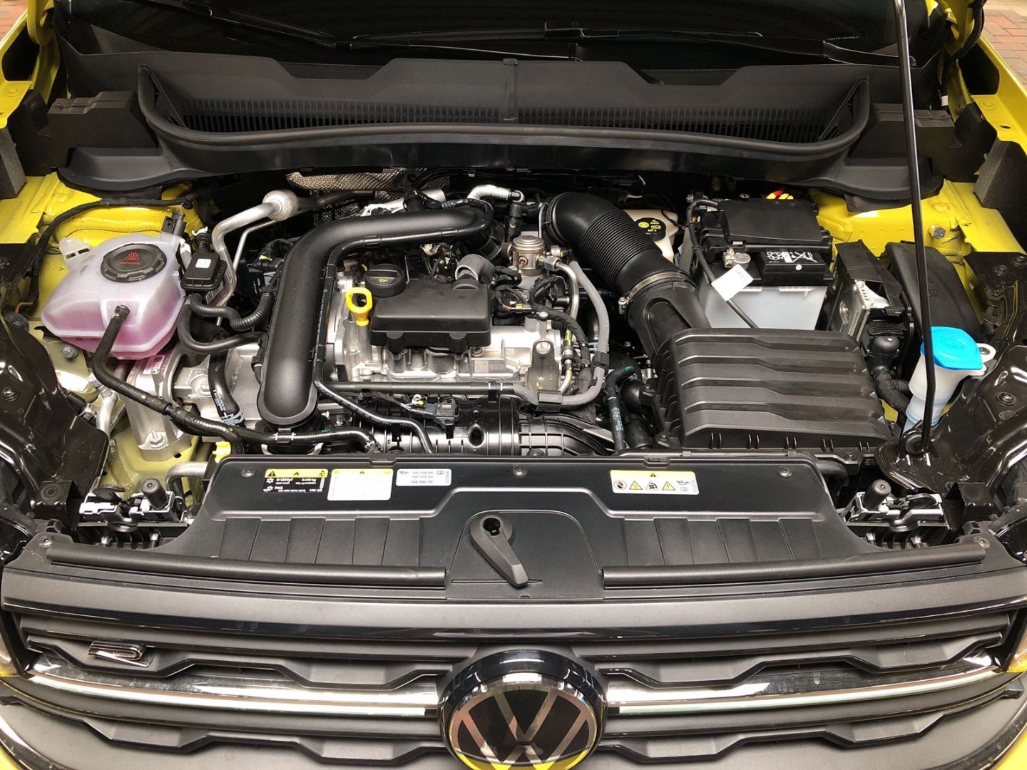 Fahrzeugabbildung Volkswagen T-Cross R-Line 1.0 TSI DSG Sportpaket Navi LED B