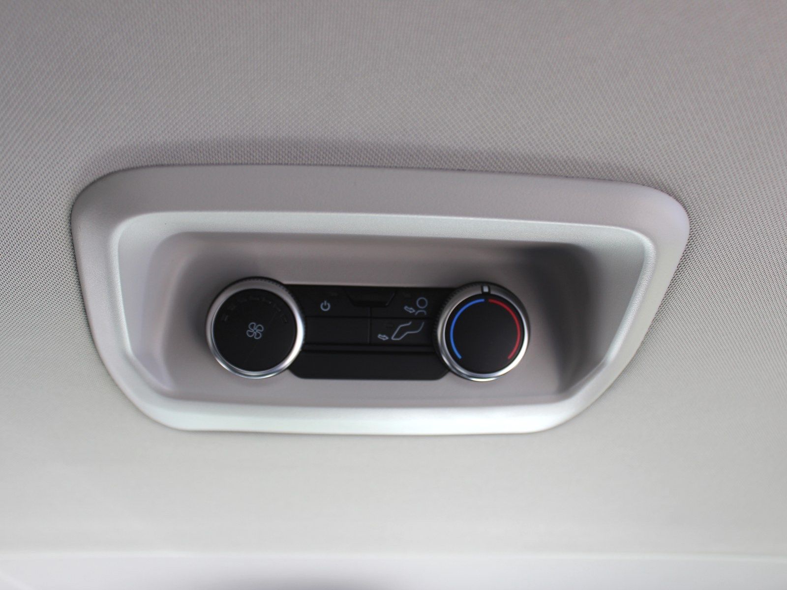 Fahrzeugabbildung Ford Tourneo Custom 320 L1 Tourneo Titanium FWD