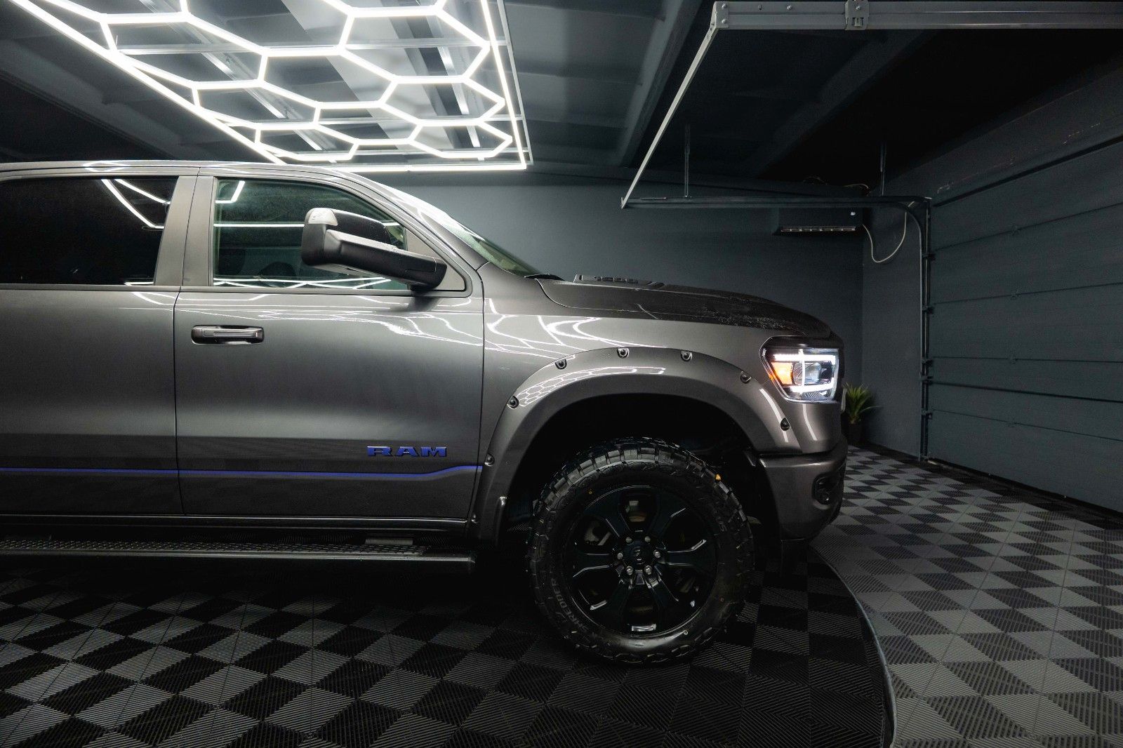 Fahrzeugabbildung Dodge RAM 5.7 V8 HEMI 4x4 OFFROAD Night-Paket *LED*