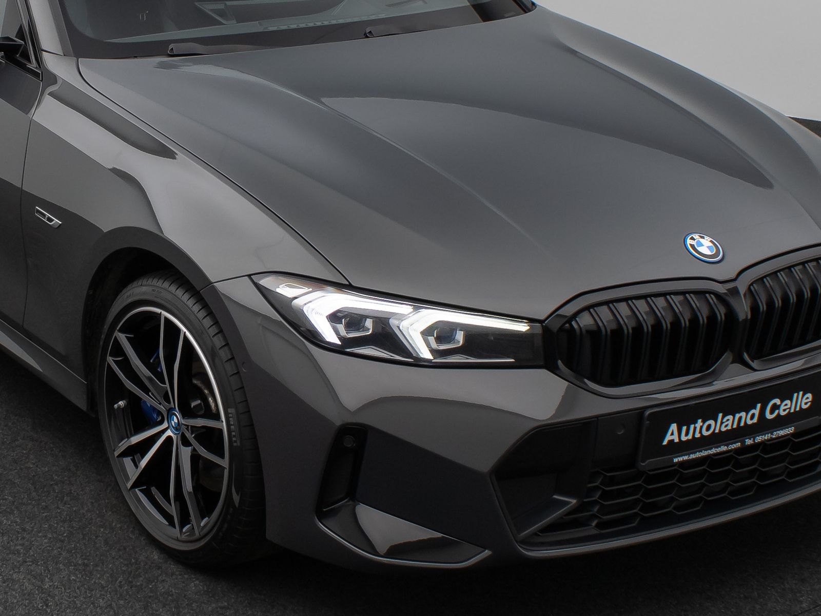 Fahrzeugabbildung BMW 330e xD M Sport Panorama Kamera HUD H/K AHK 19"