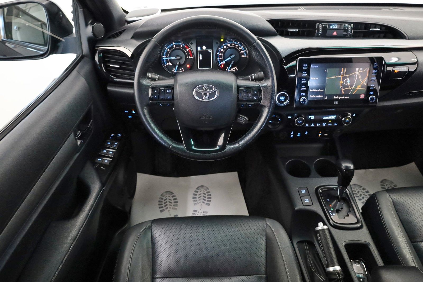 Fahrzeugabbildung Toyota Hilux 2.8 D-4D Invincible, Rollbügel, Rollo, AHK
